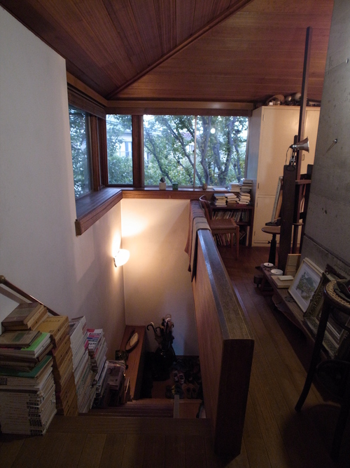 先日見学させて頂いた住宅建築の最高傑作、 阿部勤 さんの自邸 です。築50年。人の居場所が数珠つなぎに連鎖する素晴らしい建築でした。入れ子された正方形は3570角、外郭の正方形は7770角で隙間は2100。外郭階高は2250、軒高は2100くらい。寸法も絶妙でした