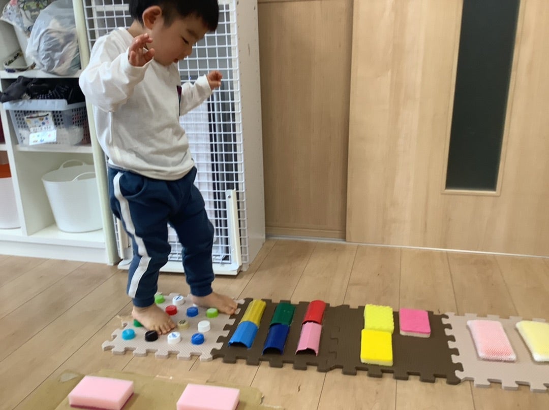 😊遊コスモス小新保育園「１歳児 ほし組🌟 ダンボールスタンプ🎨」社会福祉法人 勇樹会