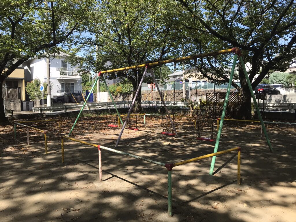 平塚市総合公園：2023年3月「みんなの広場 インクルーシブ遊具広場 」オープン！2歳＆5歳連れで遊んできました！ 平塚市湘南エリア横浜・湘南で子供と遊ぶ - あそびい横浜・湘南