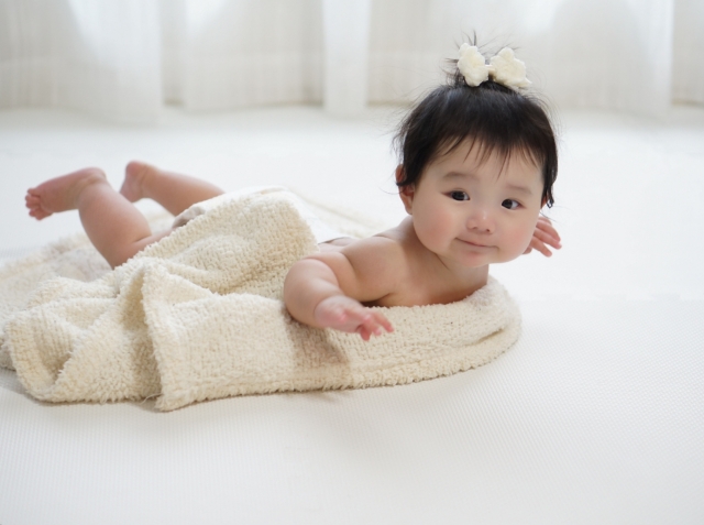 新生児が手足をバタバタさせて寝ない原因とその対処法 - イコニコ・カンパニ