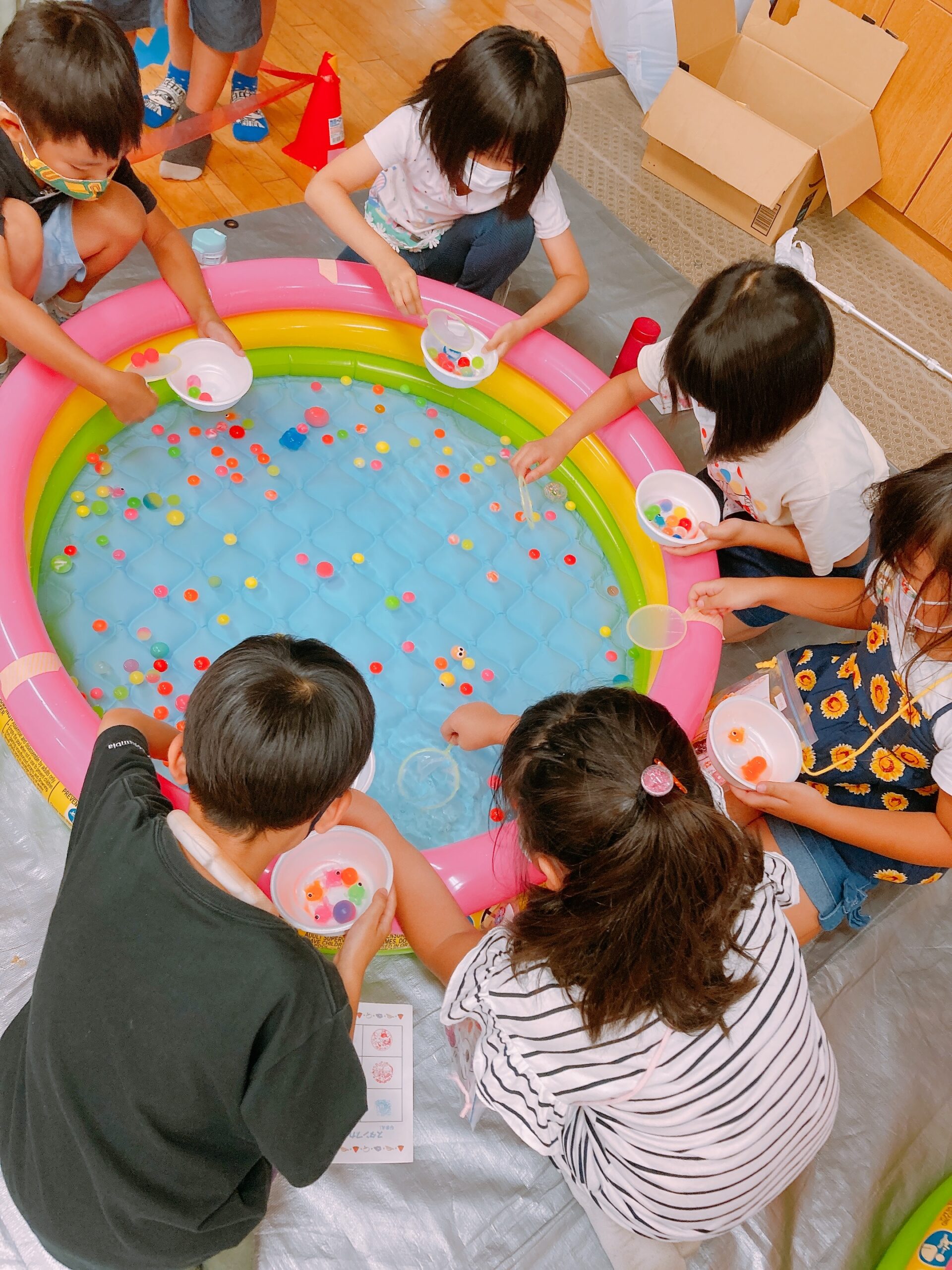 本日夏祭りを行いました。 ドキドキしている子もいましたが保護者の方と一緒に出し物や盆踊りを楽しんでいました。夏ならではの行事楽しんでもらえ私たちも楽しめました！明日葉保育園明日葉保育園青井園全クラス一人ひとりに寄り添う保育主体性を育む