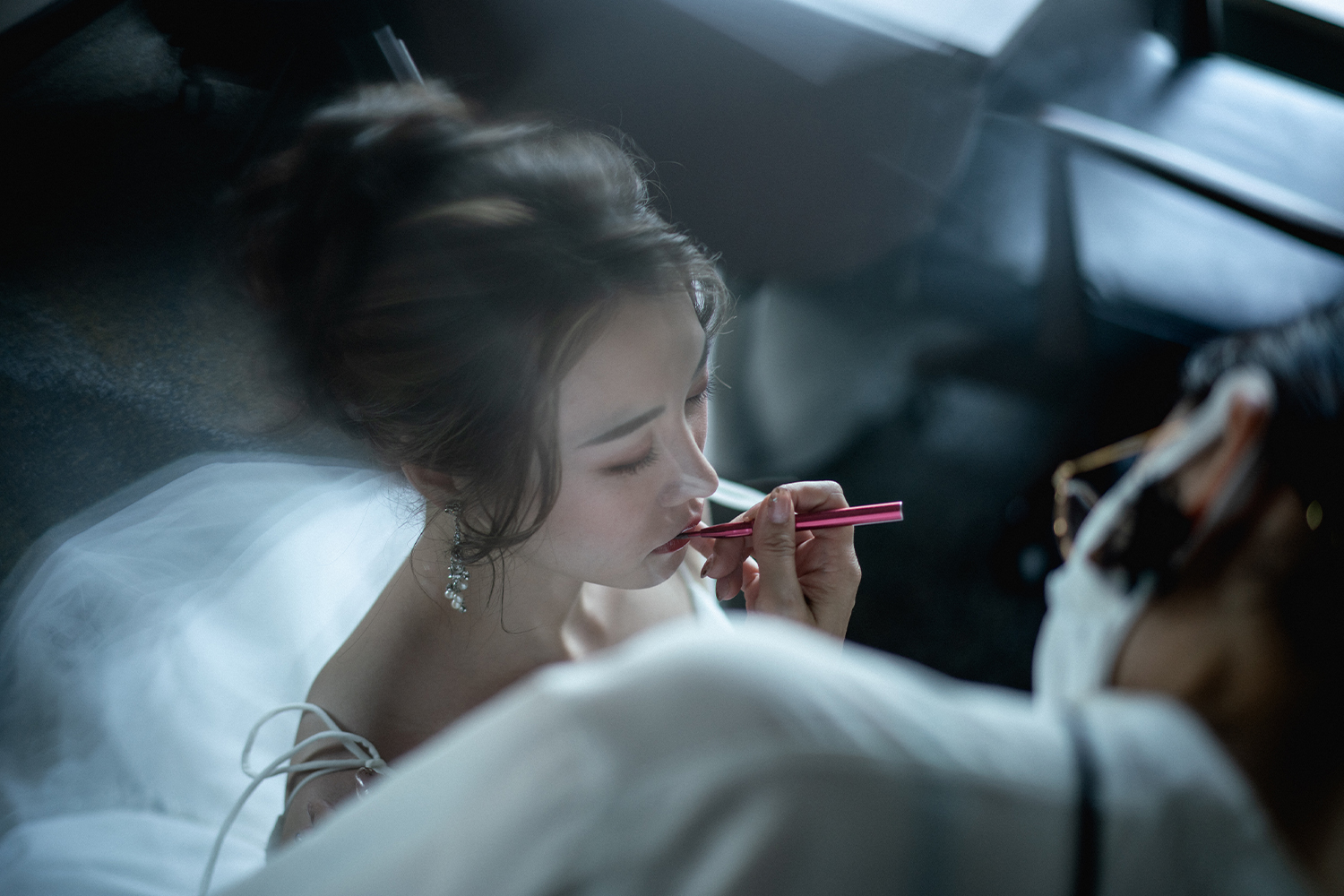 𝐁𝐞𝐟𝐨𝐫𝐞 →→→ 𝐀𝐟𝐭𝐞𝐫 新郎様ビフォーアフター🤵♂️ ヘア&メイクをさせていただいております✨ヘアのポイントはおでこを見せること。 前髪があると影になり顔が暗く写ります。  メイクは陰影感のあるベースメイクと眉、 血色感のあるリップメイクをして