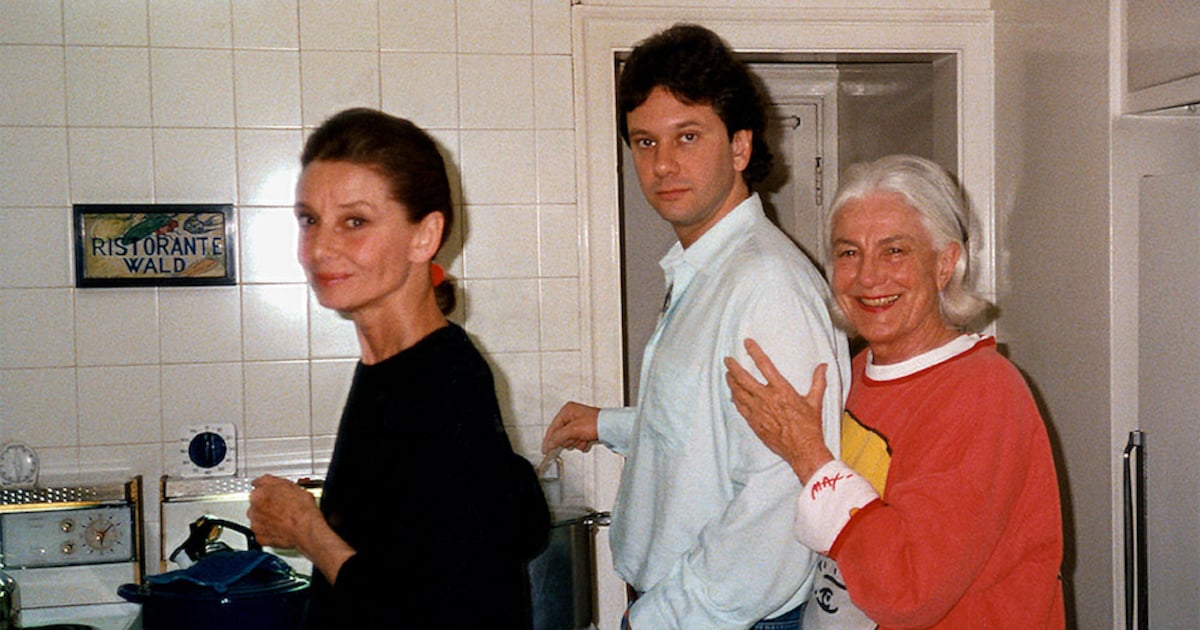 スイス・トロシュナの自宅で息子を抱くオードリー・ヘプバーンさん Henry Clarke撮影- スポニチ Sponichi Annex 芸能