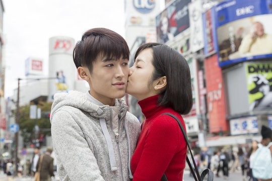 高校生のカップルが公園でキスしているPremium写真
