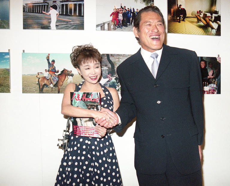 1985年、ミュージカル「アニー」ヒット祈願と一足早い初詣に訪れた 左から 菅野志桜里 山尾志桜里 、夏木マリ、猪木寛子 - スポニチSponichi Annex 芸能