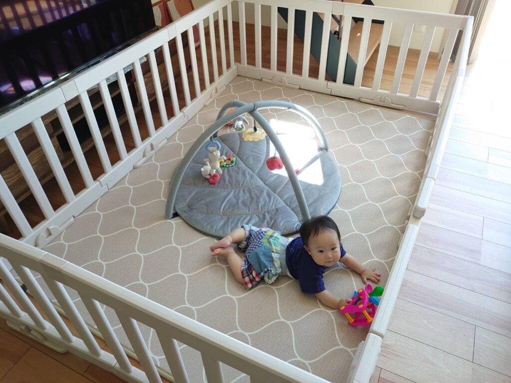 赤ちゃんのハイハイ期を安心して過ごせる部屋づくりの工夫を紹介！いつから準備するか注意点も合わせて解説べびちぇる by リッチェル