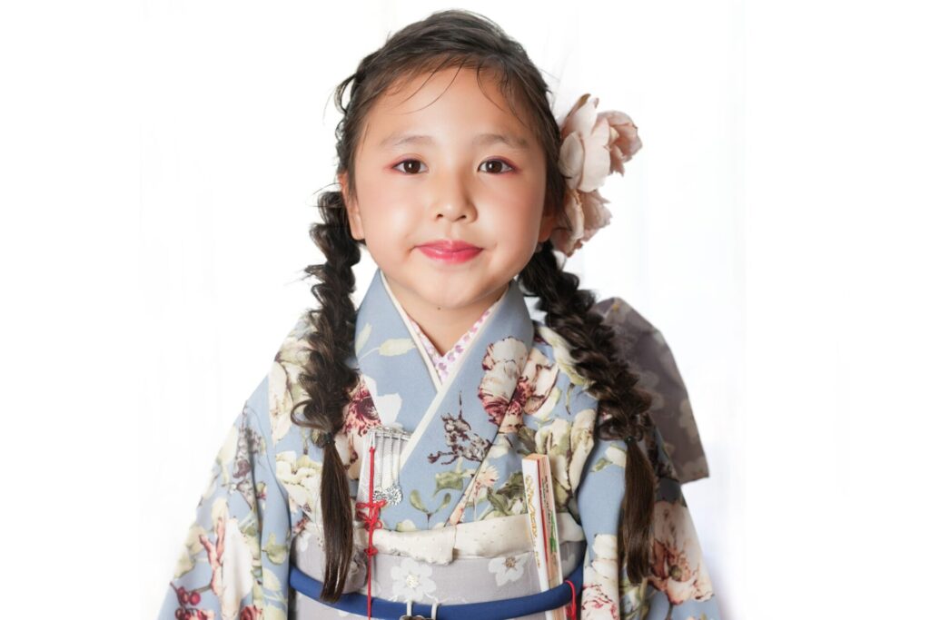 七五三アップヘアの第２弾です☺️💓 全部ねじねじで作ってます💓 サイドから見ても可愛いのでおすすめです☺️👏🏻✨ これから七五三を迎える方も普段のアレンジにもお呼ばれにもどなたかの参考になりましたら嬉しいです🥹💓キッズヘア キッズヘアアレンジ キッズ