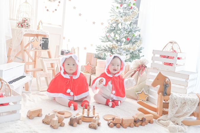 クリスマスフォトブース🎄♥️ 可愛すぎたぁ😍 @bourgeon_09 ありがとう✨ チェックチュニックのインナー忘れて赤×赤やけどこれはこれで😂 でもめっちゃクリスマスに映えるし オススメ🫶🏻 .2歳 2歳0ヶ月 ベビー baby 赤ちゃん 令和4年ベビー 女の子 2022年生まれ ママ