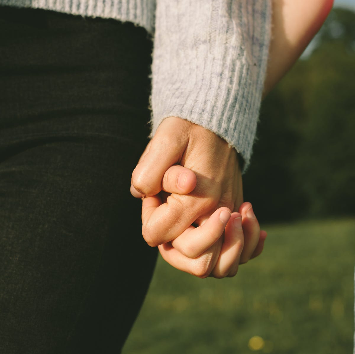 初デートで女性から手をつないで良い？タイミングや自然につなぐ方法は？男性心理やメリット、デメリットも紹介！：telling, テリング