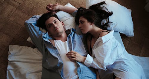 8,894件の「抱き合う カップル」の動画素材 ‐ 4K、HD動画クリップShutterstock