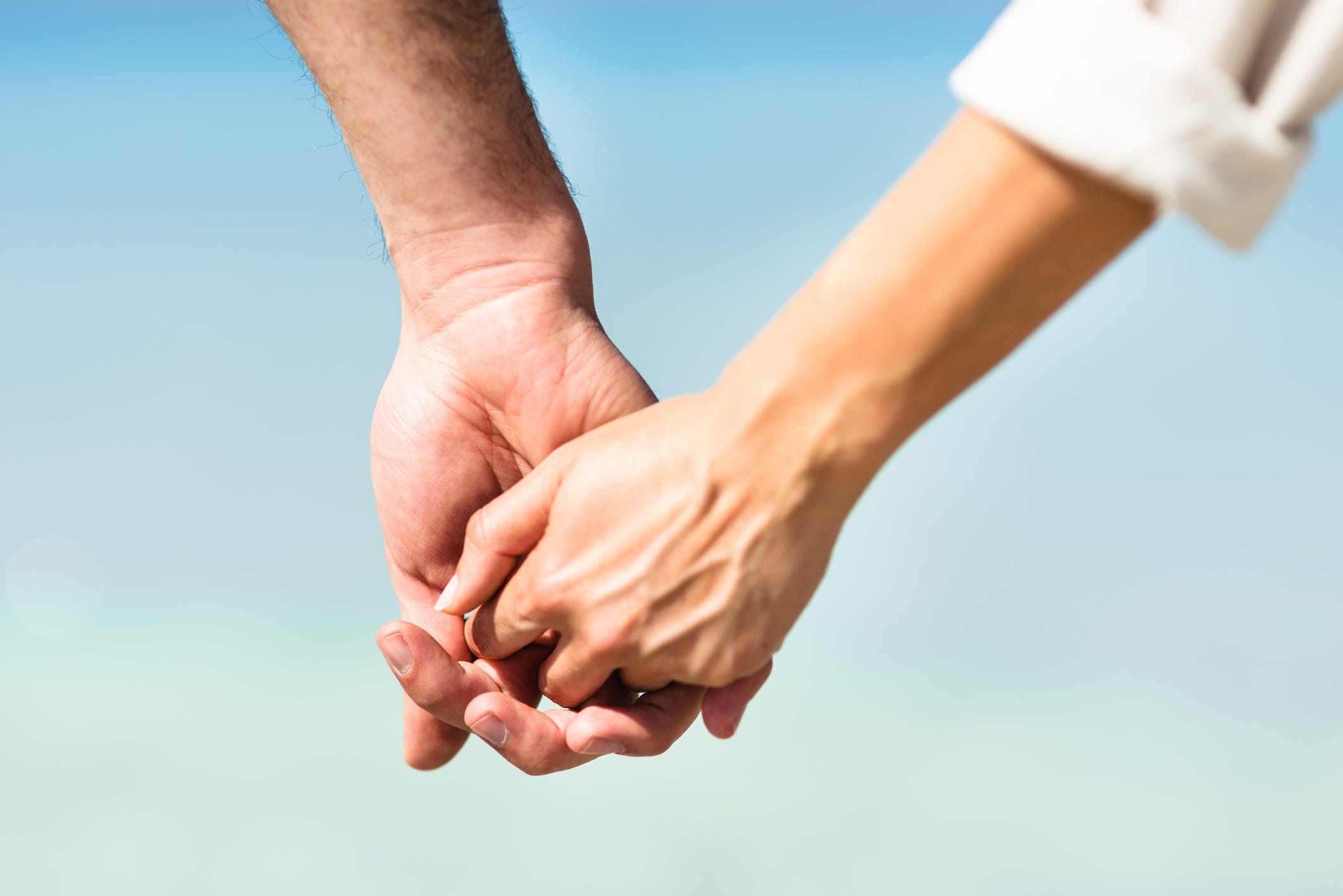 手を繋いで寝る男性心理・女性心理とは? メリットについても解説「マイナビウーマン」