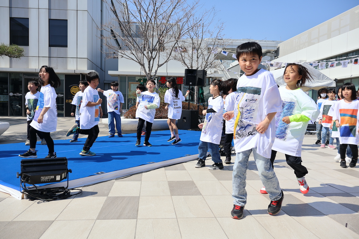 宮沢りえちゃん子供部屋から出したれへん。子供 が高級ブランドなんか着たらかわいくないだろ。階級分化の無い未成熟なこどもの社会っていうファンタジーが売れるんや。小谷温士