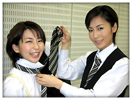 テレ朝時代の後輩河野明子さんに 「姉さん、腕出してますやん」と指摘を受ける。 はい、出してます。もうすぐ夏ですしね。 私と河野は身長体重が、アナ現役時代からいつもほぼ同じで、昔から体重の増減を報告し合う仲。先日も久々会いつつ早々に体重報告で大笑い。本当に