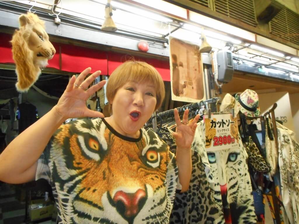 これは、もしや、、、 大阪のおばちゃーーんミャクミャク💜 これは初めて見た!🤣 私も大阪のおばちゃんですがw 大阪のおばちゃんって紫色の髪でヒョウ柄服って イメージになってるけども、 もう大阪に30年住んでるけど 両方揃ってる人いまだに見たことない😅 昔は紫の