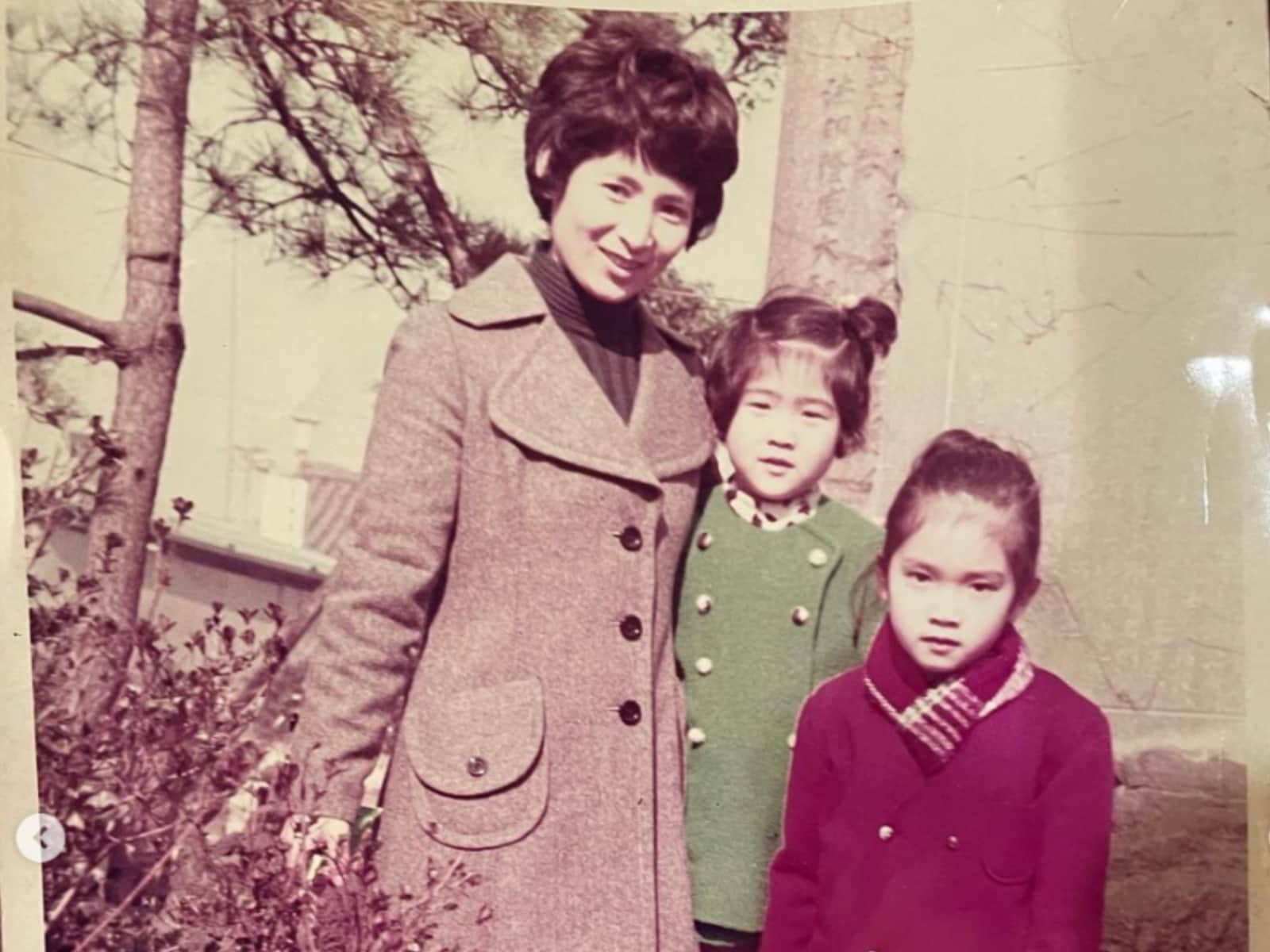 飯島直子、“空に引っ越した”母親の誕生日に両親の写真公開「とっても綺麗」「似てる」と反響 - モデルプレス