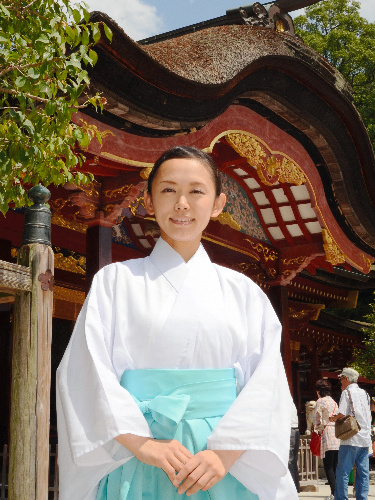 紫色 袴 神職 装束 女性用 神主さんの服装」袴の色で位が