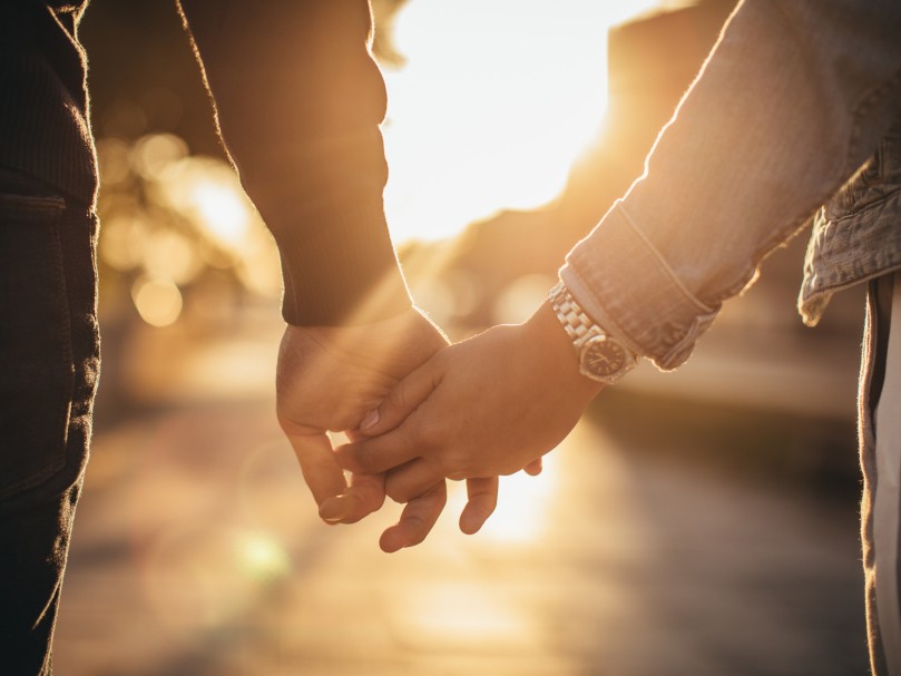 付き合う前に手をつなぐのはなぜ？男性の心理と本命サインを紹介当たる占いならmarouge マルージュ 占い 無料お試し占いも
