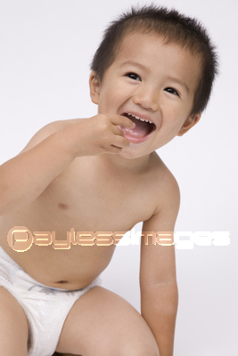 裸でポーズをとる男の子二人と女の子 10154001851 の写真・イラスト素材アマナイメージズ