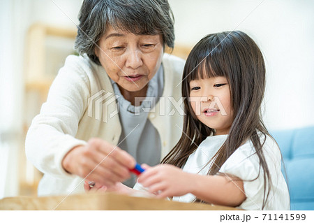 おばあさんと孫のイラスト - いらすと本舗