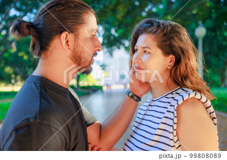 1,152 頬 触る カップル Stock Photos, High-Res Pictures, and Images - Getty Images頬 手