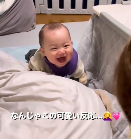 ニコニコご機嫌な7カ月の赤ちゃん→振りかえったら ！ 目を見開いてビックリ「ママじゃなかったのかな？」「可愛い笑顔」まいどなニュース