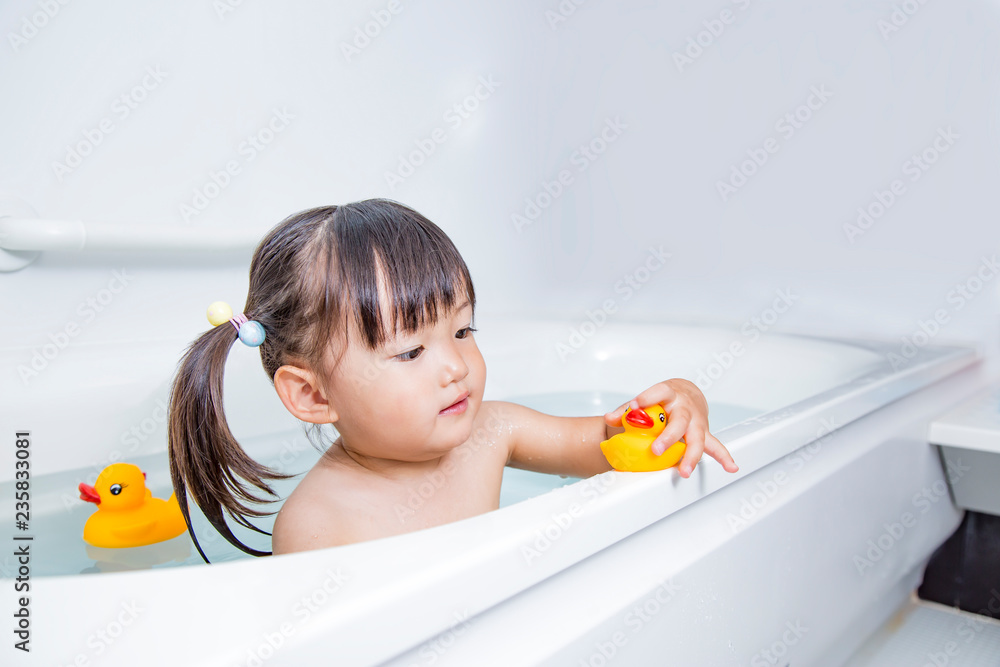 温泉に入る女児 21002000626 の写真・イラスト素材アマナイメージズ