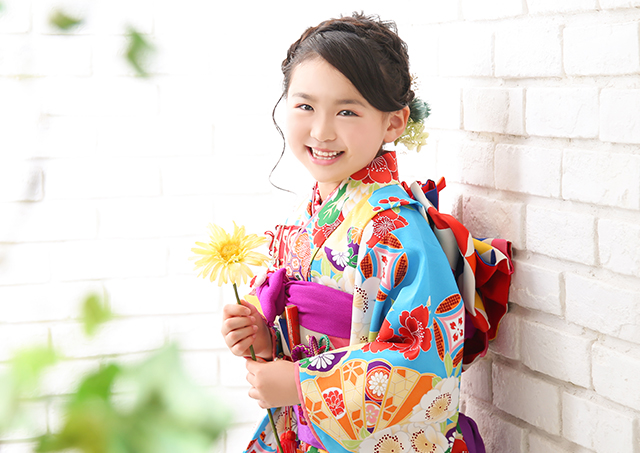 本日のヘアアレンジ👧🏻お団子アレンジ ⭐️七五三ヘア ヘアアレンジ動画有り😊 リクエストがありましたので、お団子の七五三ヘアにしてみました💗裏編み込みはなるべく顔まわりにくるように、耳のすぐ後ろでお団子にしたので前から見ても編み込みとお団子が見えて