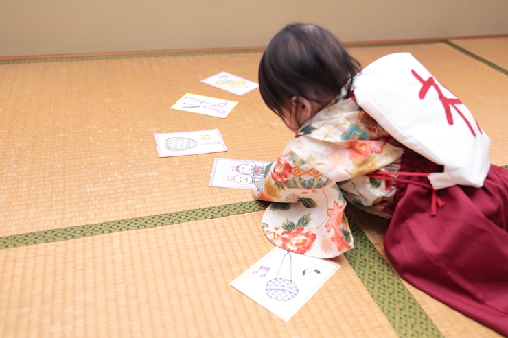 1歳を祝う初誕生の慣習「一升餅」と「選び取り」の由来をご紹介