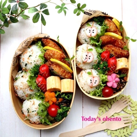 子どものお弁当の詰め方、仕切り付き容器 四角変形 編。 ごはんにおかずの味が少しも混ざるのが嫌い、というときは仕切り付きのお弁当箱が活躍します。ごはんとおかず、それぞれを仕切り容器に入れることで、より汁漏れや汁気移りが防げます。bento子どものお弁当