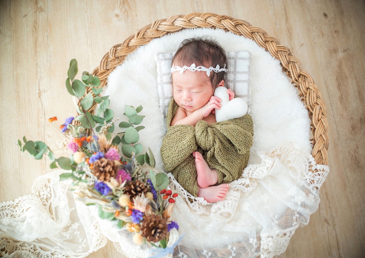 ニューボーンフォト 愛知県 ご自宅でペットも一緒に家族写真愛知 名古屋の出張撮影はワンショットスタイルニューボーンフォト お宮参り 七五三ペット 家族写真