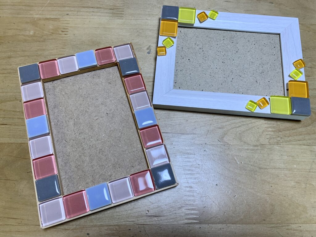 momonoheya_hoiku 🌸ラミネートで手作りフォトフレーム🌸 手作りフォトフレームというと、ダンボールの大きさを測ってカットしたりと大変なイメージがあるかもしれないけど、このフォトフレームはラミネートとクリアファイルだけで簡単に作れちゃう✨ フレームの模様付け