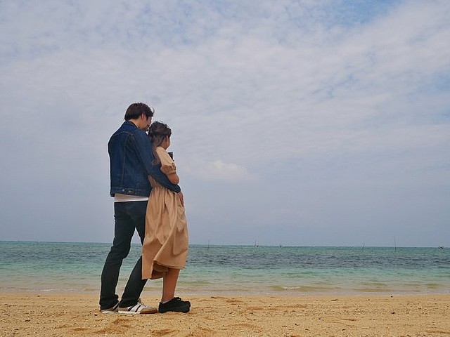 後ろから抱きしめるカップル 写真素材6851150- フォトライブラリ