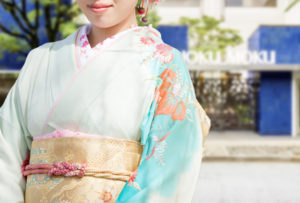 成人式のお祝いに何あげる？お祝い金の相場やマナー、お返しについても解説 - 成人式の振袖レンタルならオンディーヌ