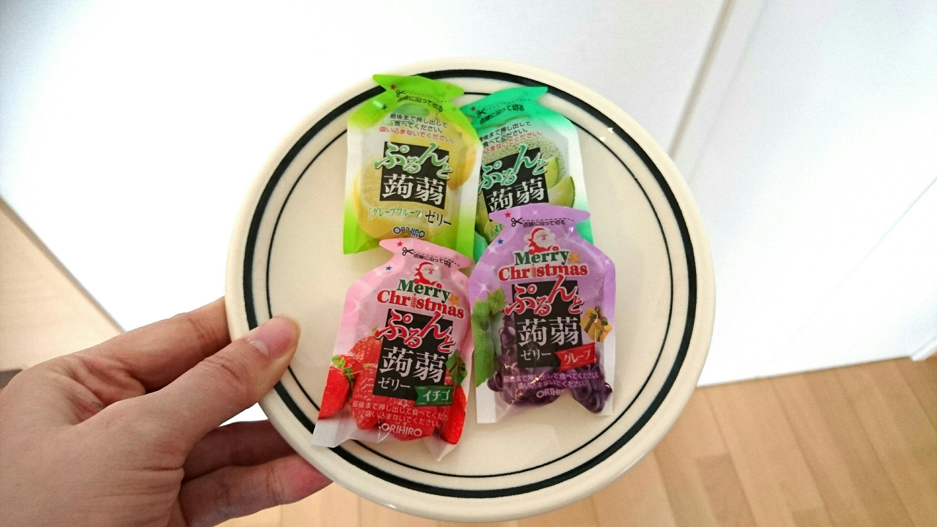 今日は幼稚園の遠足♡︎ けんとは大好きなホゲータ❤️ 簡単そうでやっぱり難しいね 🥹 なんか偽物感すごいけど、いっか😅 ・ みれいは初めてのお弁当 だから色々聞いても「お米はいらない」！！笑 キティちゃんとか、マイメロちゃんにしようか？って聞いても「お米は