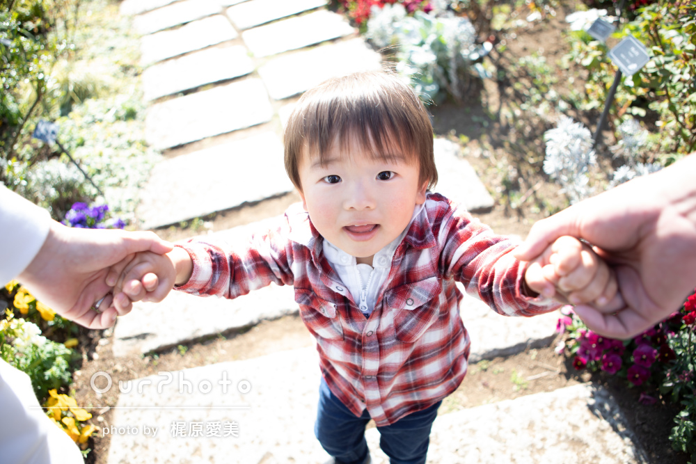 可愛らしい子供の少女が剥き出しのドレスを着てビーチ - 1人のストックフォトや画像を多数ご用意 - 1人, 2015年, ドレス - iStock