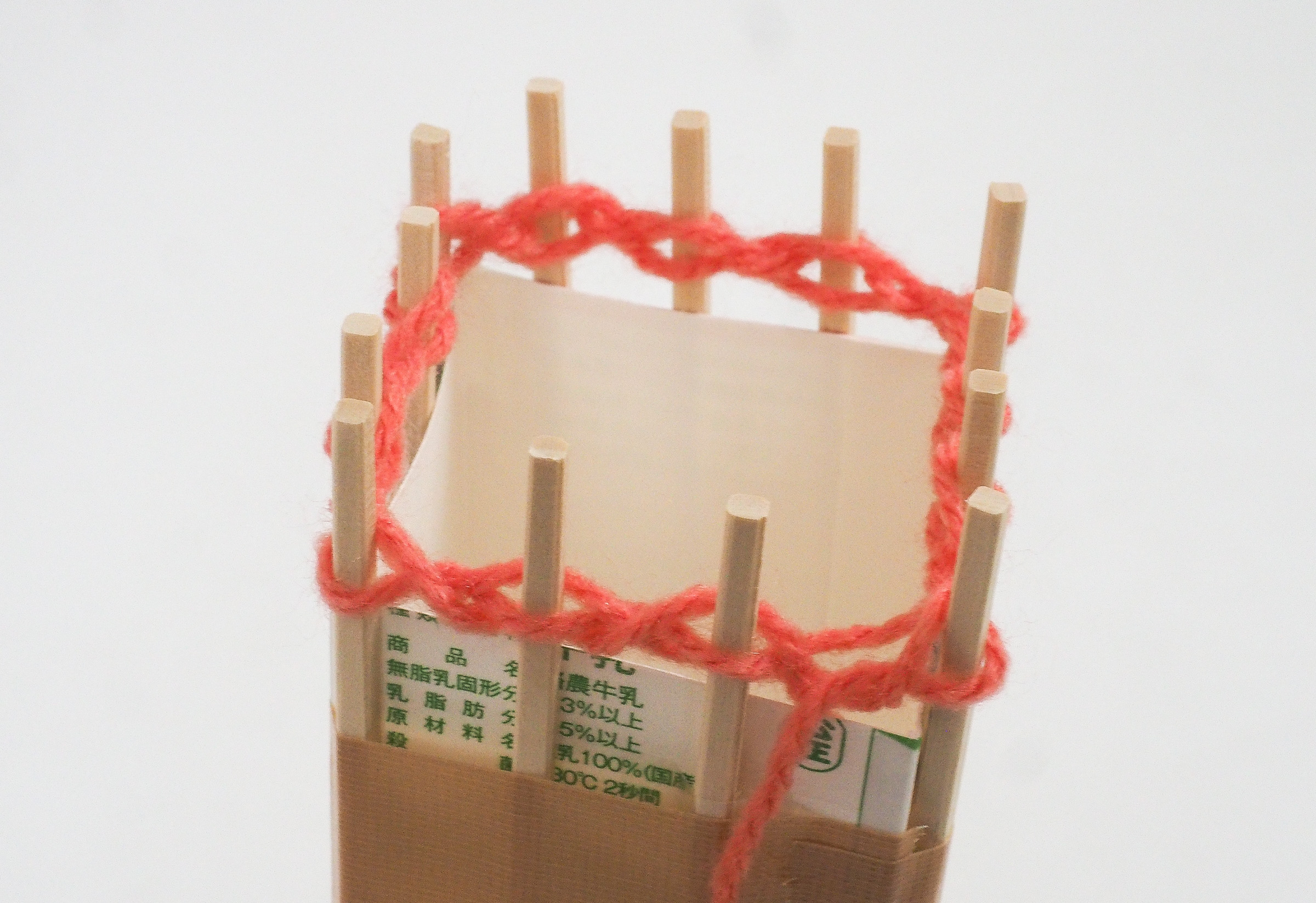 身近なもので簡単！ダンボール編み物 手編み毛糸