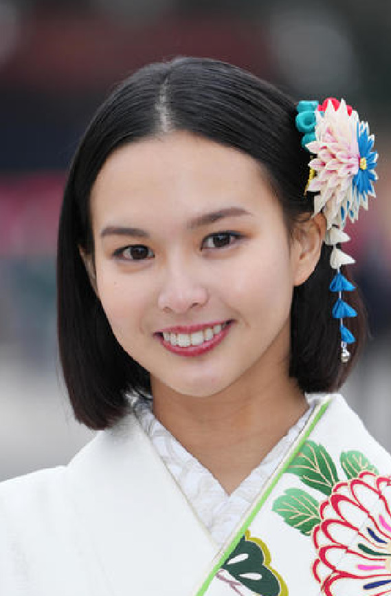 どのような前歯がお好みですか？ 歯のお色へのこだわりももちろん大切なのですが、歯の形へのこだわりもかなり大切です。私がセラミック担当させていただく全ての方のご希望をトコトンお聞きします 綺麗系、可愛い系、綺麗&可愛い系mix前歯全てのご要望にお応えできるの