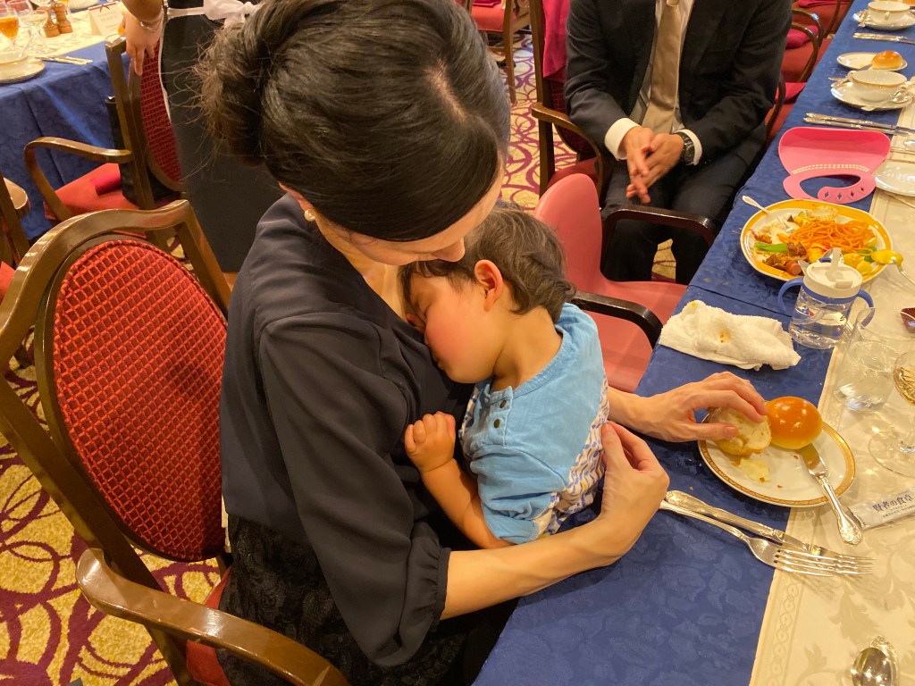 やむなく赤ちゃん連れでの結婚式参列。新郎新婦から「会場別室で預けられるシッター雇うね」と言われたらどう思う？みんなのウェディングニュース