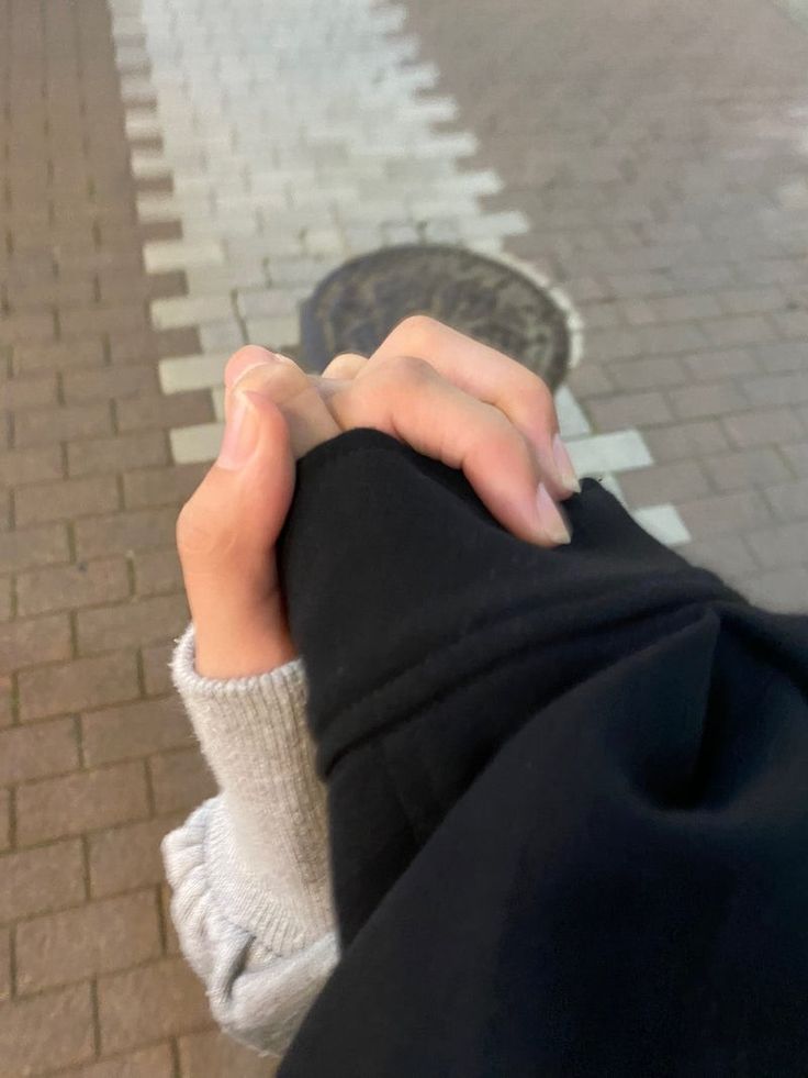 恋人繋ぎ」をするときの男女の心理とは？恋人未満なら脈ありサイン？結婚相談所なら ゼクシィ縁結びエージェント