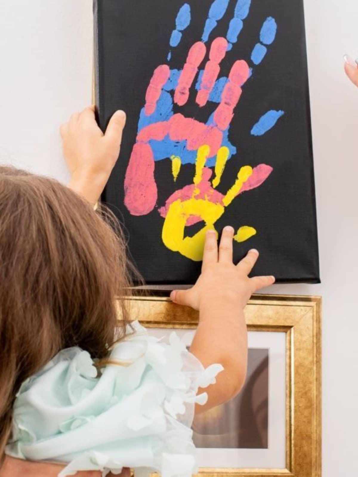 手形アート 2人の手形を重ねてつくる手形アート🤍🧡 手のひらの真ん中あたりを マスキングテープで区切って手形をつけたあと、最後に剥がして名前や記念日を書くとおしゃれ❣️ おうちデートの時などに作ってみてね