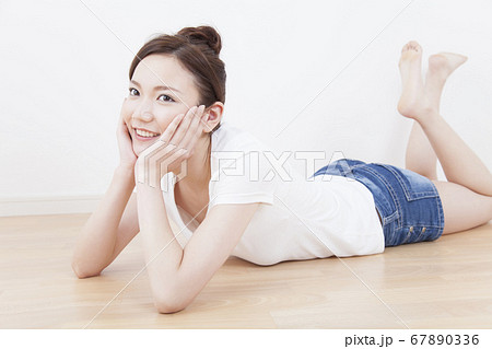 ほおずえをつく女性の写真素材78539799- PIXTA