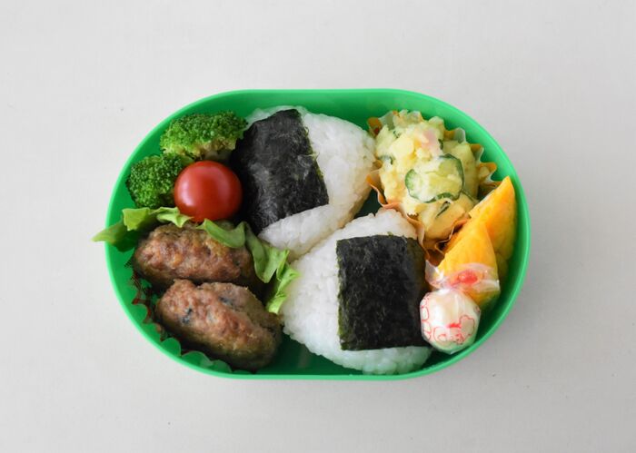 幼稚園年中 3月のお弁当記録 ～アルミホイルで巻いたおにぎりが大活躍！わが家のおにぎり詳細～ - りんごの時間