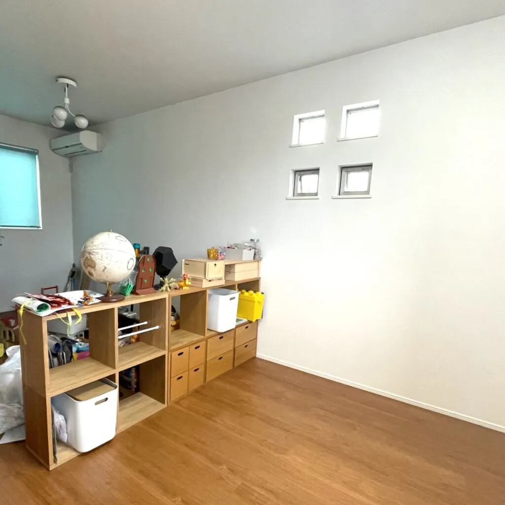 二人のお子さんの子供部屋の壁面収納 – Shelf 壁一面の本棚 – マルゲリータお客様事例
