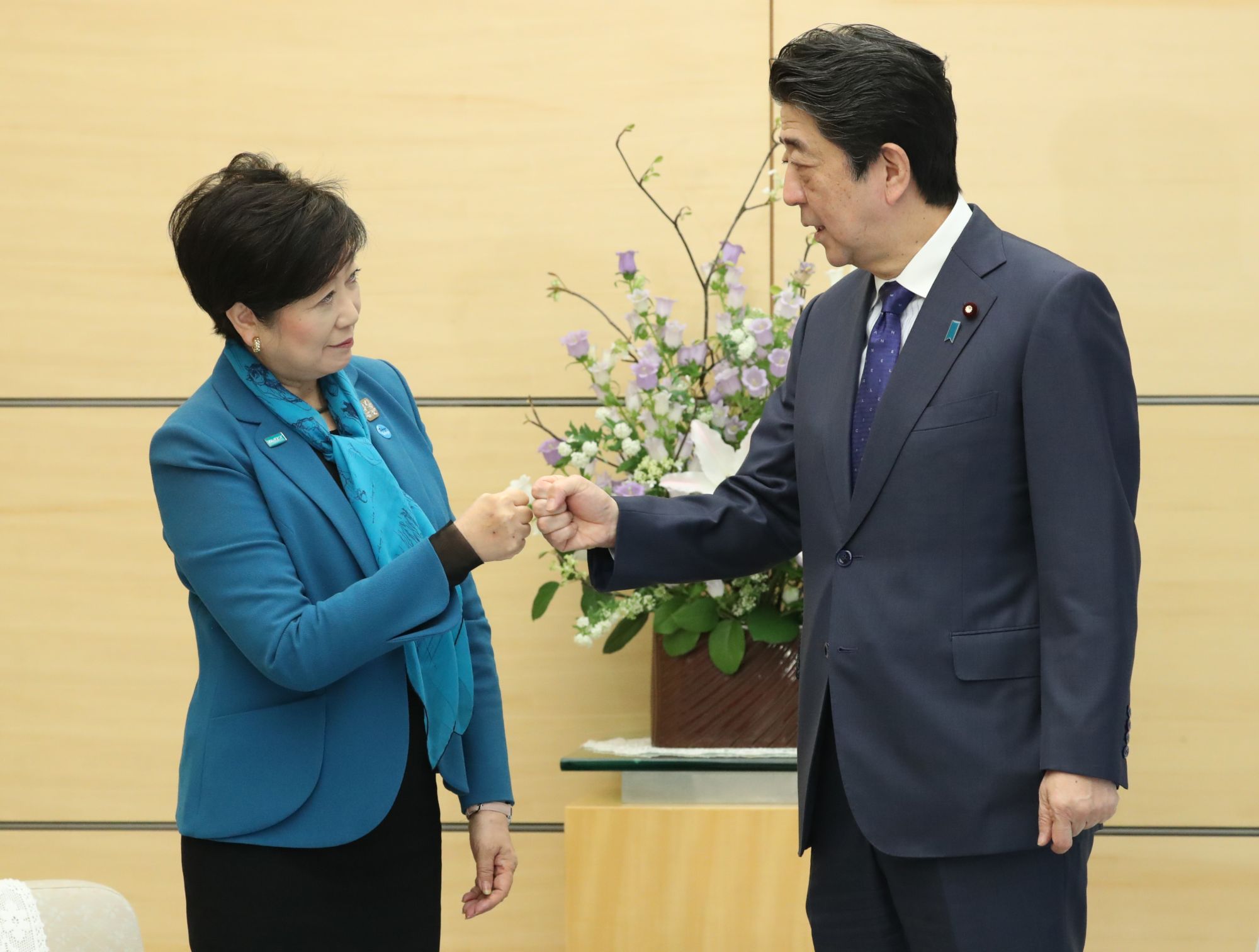 神社での必勝祈願の後、新型コロナウイルス対策で握手はせず、握りしめた手で触れる「グータッチ 」をする候補者 右側 ＝２０２０年４月１４日午前９時３分、静岡市、伊藤進之介撮影 3 16 －政治も変わる？：朝日新聞デジタル
