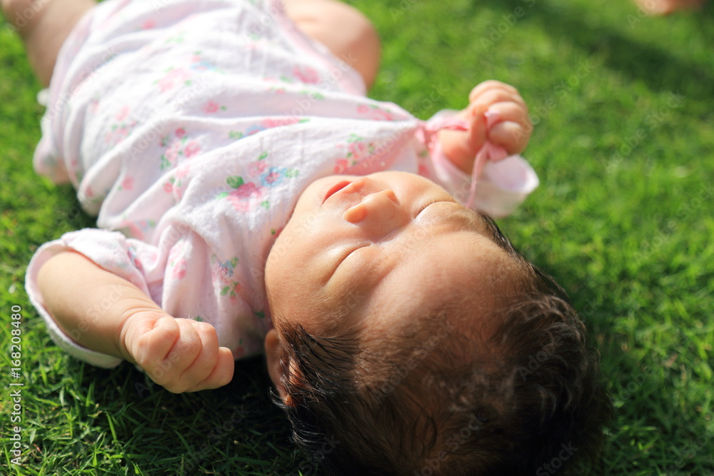 5分ぐらいで芝生に慣れたご機嫌ボーイ👶🏻🌱 浦和伊勢丹の屋上 平日人が居なくていい感じ♡赤ちゃんはいはい生後7ヶ月浦和子連れスポット浦和子連れランチ海外子供服organiczoofub今日のとまりん