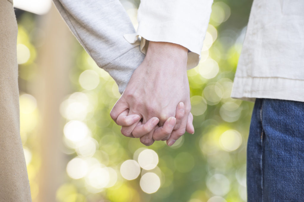 恋人つなぎをする男性心理とは？恋人つなぎから読み取る彼の本音と愛情表現ラブラブサイコロジー♡