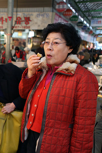 ト・ジウォン、くるくるパーマのおばさん店員に変身韓流ニュース韓流大好き