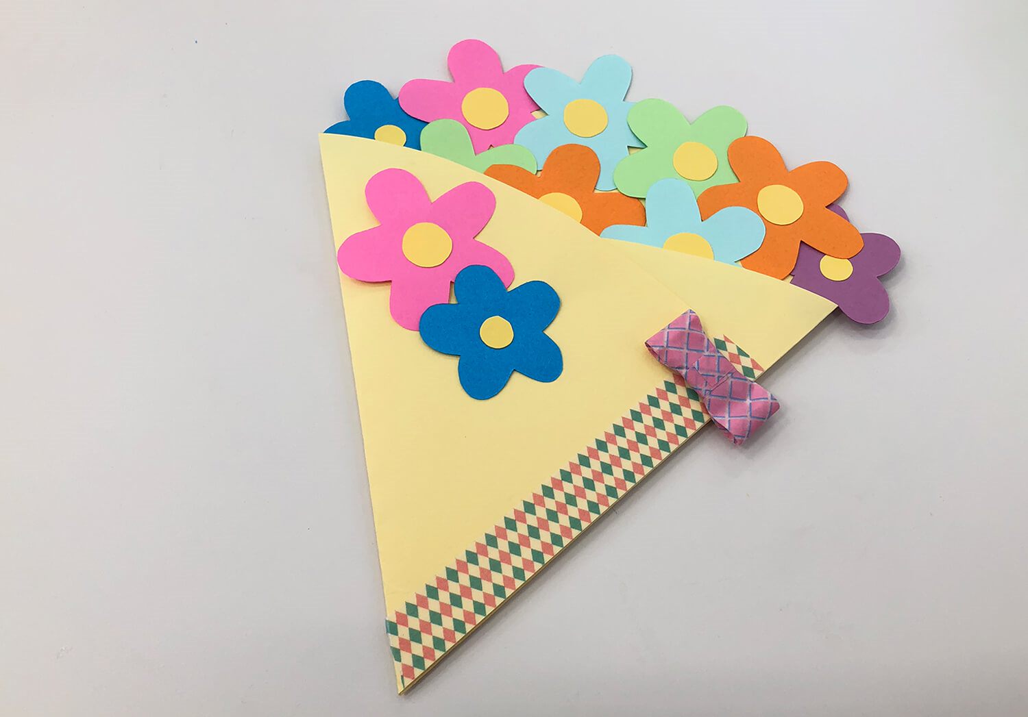 チュッパチャップスやお菓子のフラワーブーケの作り方 子供の発表会やお誕生日プレゼントに可愛いキャンディーの手作り花束を♪雪見日和