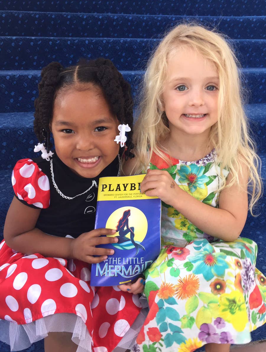 幸せなアフリカ系アメリカ人の黒人子供が医療用保護マスクを着て白人の上に親指を上げていますPremium写真