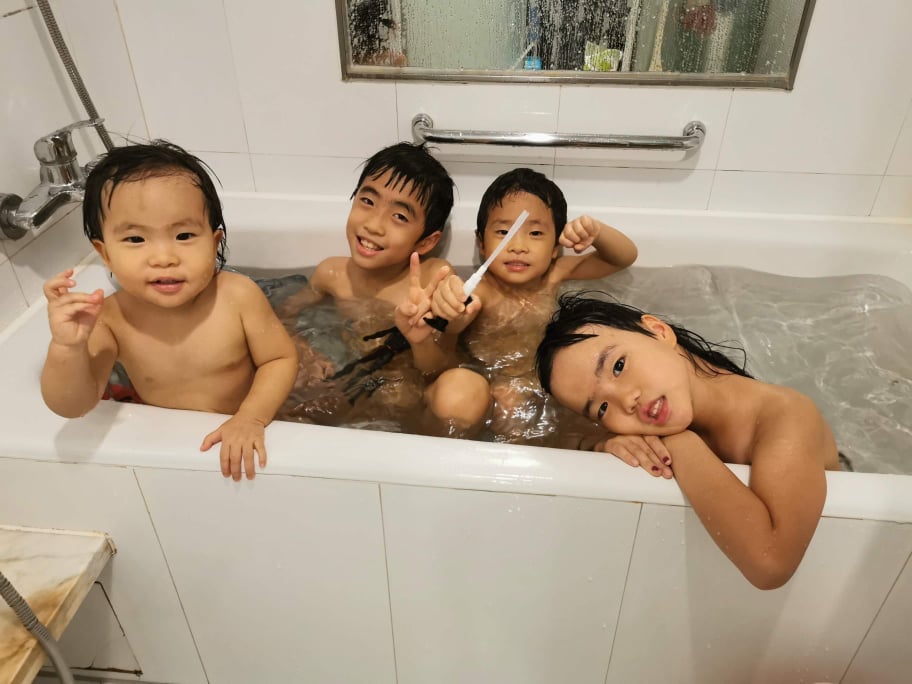 6 歳の女の子がプールで入浴するヨーロッパの赤ちゃんの楽しみ 写真背景 無料ダウンロードのための画像 - Pngtree